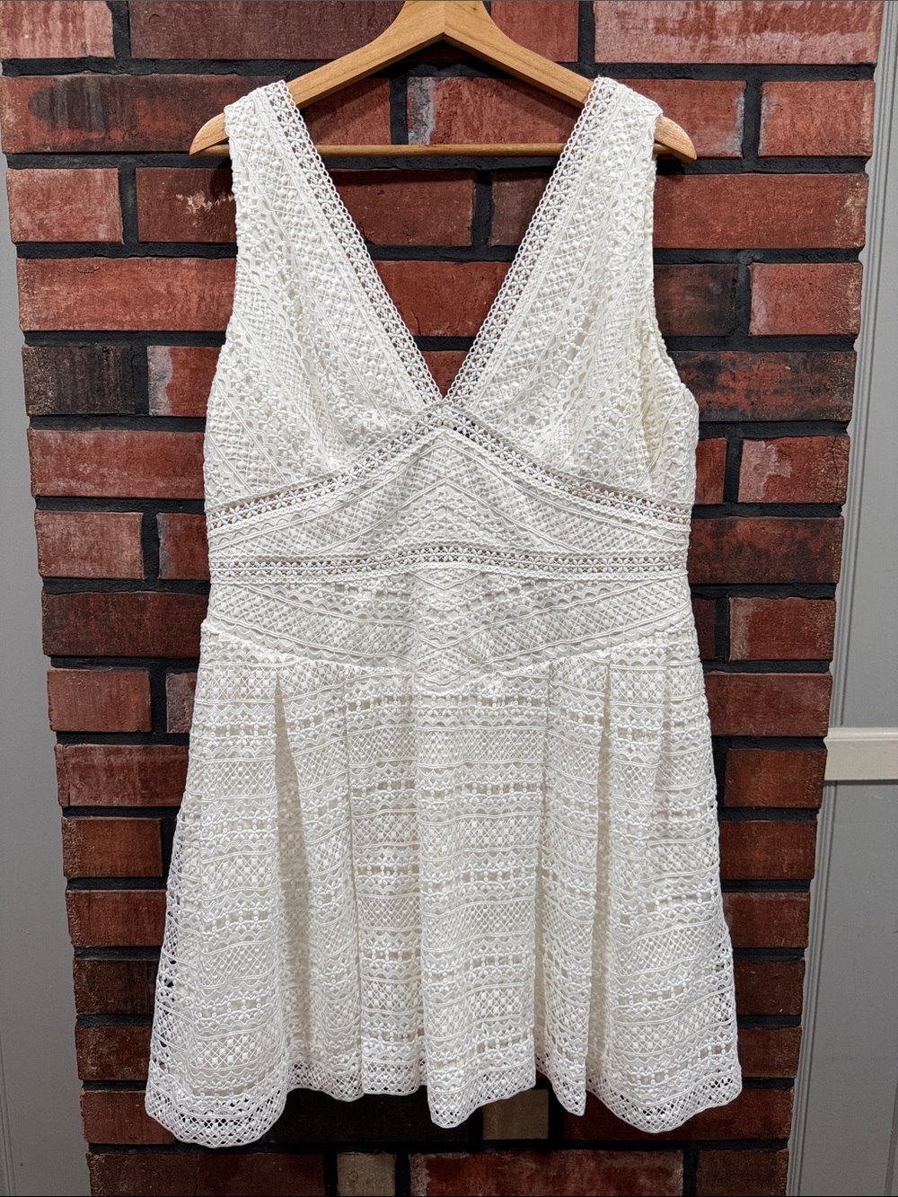 ML Monique Lhuillier White V-Neck Dress